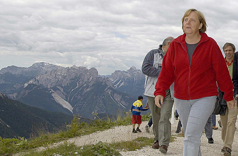 Ein wohl gehütetes Geheimnis sind bislang auch noch die Urlaubspläne von Angela Merkel (CDU), denn: "Der Urlaub der Kanzlerin ist Privatsache", sagt eine Regierungssprecherin. Grundsätzlich gebe es für die Bundeskanzlerin ohnehin nie eine "richtige Pause". Dennoch werde sie eine Weile keine öffentlichen Termine wahrnehmen. Traditionell besucht Merkel die Bayreuther Festspiele, allerdings diesmal nicht zur Eröffnung, und geht in Südtirol wandern. Ein bisschen Zeit für Entspannung wird es also geben.