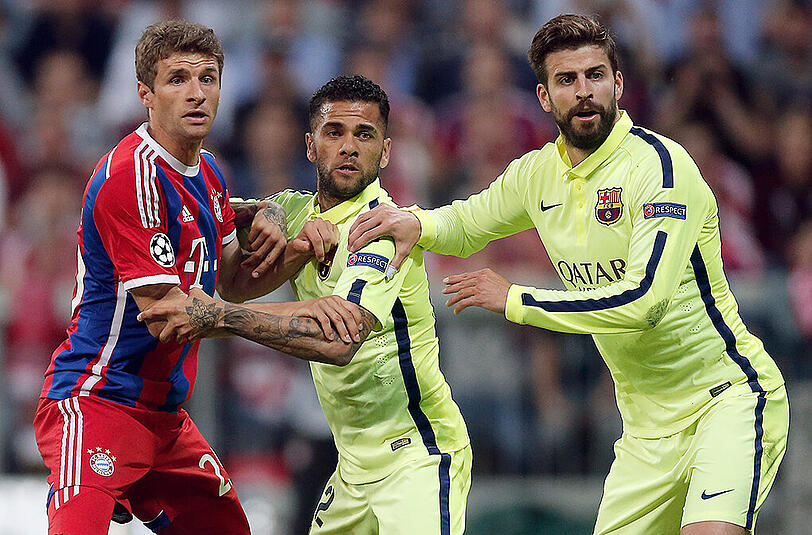 12. Mai 2015: Der FC Bayern scheitert im Champions-League-Halbfinale nach einem 3:2 im Rückspiel (Hin 0:3) am FC Barcelona. Hier sieht sich Thomas Müller den Barca-Akteuren Dani Alves und Gerard Piqué (rechts) gegenüber.
