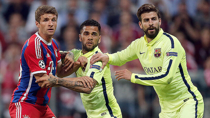 12. Mai 2015: Der FC Bayern scheitert im Champions-League-Halbfinale nach einem 3:2 im Rückspiel (Hin 0:3) am FC Barcelona. Hier sieht sich Thomas Müller den Barca-Akteuren Dani Alves und Gerard Piqué (rechts) gegenüber. 12. Mai 2015: Der FC Bayern scheitert im Champions-League-Halbfinale nach einem 3:2 im Rückspiel (Hin 0:3) am FC Barcelona. Hier sieht sich Thomas Müller den Barca-Akteuren Dani Alves und Gerard Piqué (rechts) gegenüber.