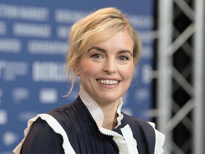 Nina Hoss blickt in die Kamera. Foto: Jörg Carstensen/dpa/Archivbild