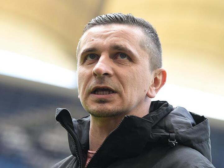 Trainer Mersad Selimbegovic von Jahn Regensburg. Foto: Daniel Bockwoldt/dpa/Archivbild