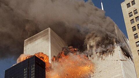 Um 8.46 Uhr kracht ein Flugzeug in den nördlichen der beiden Türme des World Trade Centers in New York. Augenzeugen glauben zunächst an ein Unglück. Um 9.03 Uhr fliegt ein zweiter Jet in den Südturm.