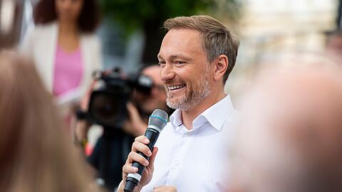 Finanzminister Christian Lindner hat sichtlich Spaß an dem Besuch.
