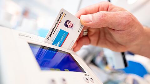 Elektronische Rezepte sollen nach jahrelangen Verzögerungen 2024 den Durchbruch schaffen und zum Standard für Millionen Patientinnen und Patienten werden.
