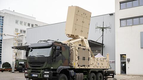 Das Nahbereichsradar TRML-4D auf einem LKW steht während eines Besuchs von Bundeskanzler Scholz auf dem Gelände des Unternehmens.