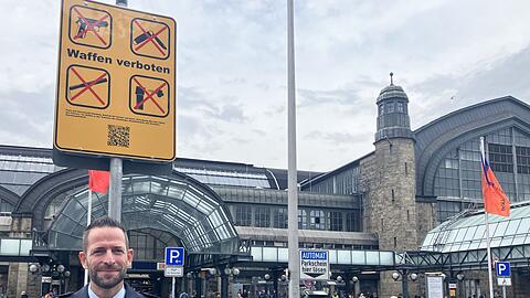 Viele Städte haben sogenannte Waffenverbotszonen eingerichtet, so wie hier am Hamburger Hauptbahnhof. (Archivbild)