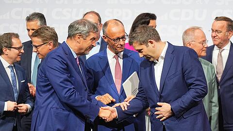 In ihrem Koalitionsvertrag haben sich CDU, CSU und SPD darauf geeinigt, die Einbürgerung für besonders gut integrierte Menschen nach drei Jahren wieder abzuschaffen. (Archivfoto)