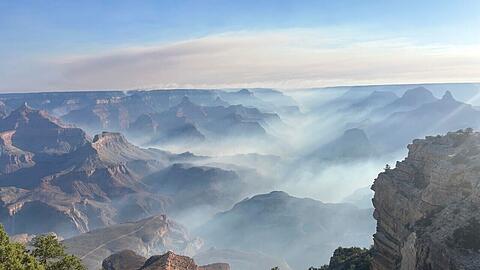 Rauch von Waldbränden liegt über dem Grand Canyon Nationalpark im Norden Arizonas.