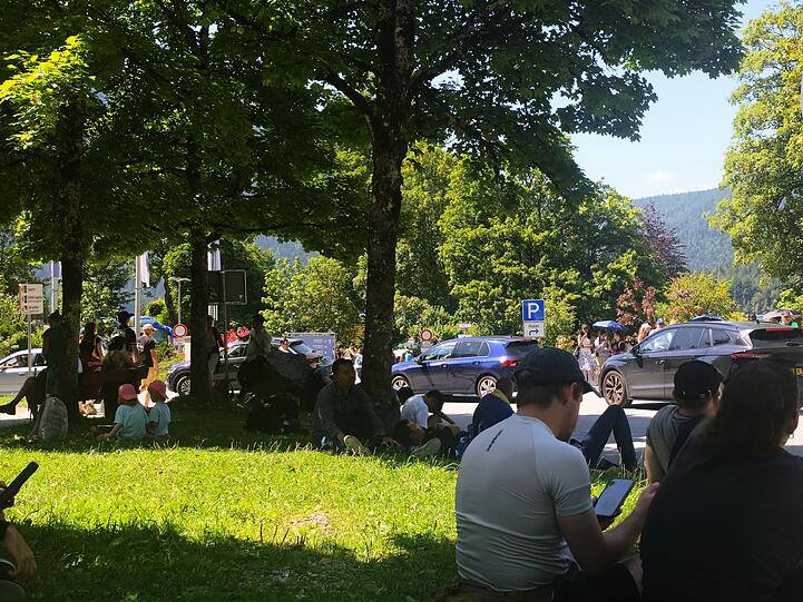 Menschen und Autos - die Urlaubsregion ist heiß begehrt.