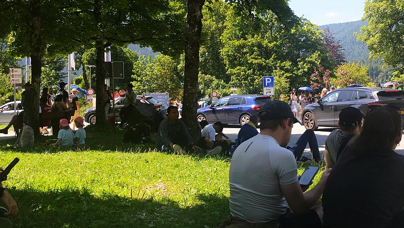 Menschen und Autos - die Urlaubsregion ist heiß begehrt.
