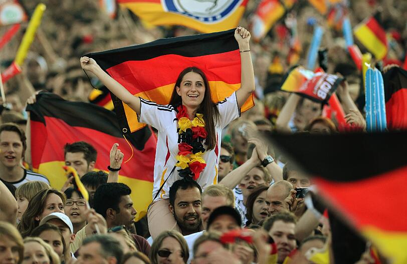 Public Viewing in Deutschland: Die Fans jubeln in Schwarz-Rot-Gold.