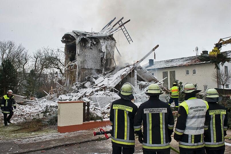 Das teilweise eingestürzte und ausgebrannte Einfamilienhaus in Ingolstadt.