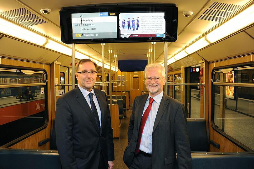 Herbert König (MVG) und Andreas Orth von mc R&D Gmbh vor den Bildschirmen von Fahrgast-TV.