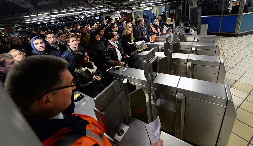 Damit die wenigen verfügbaren Züge nicht überladen werden, ist der Einlass am U-Bahnhof "Victoria Station" in London am Mittwoch streng limitiert.