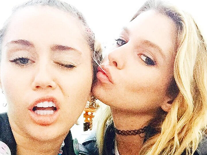 Dieses Bild mit Stella Maxwell postete Miley Cyrus (l.) auf Instagram