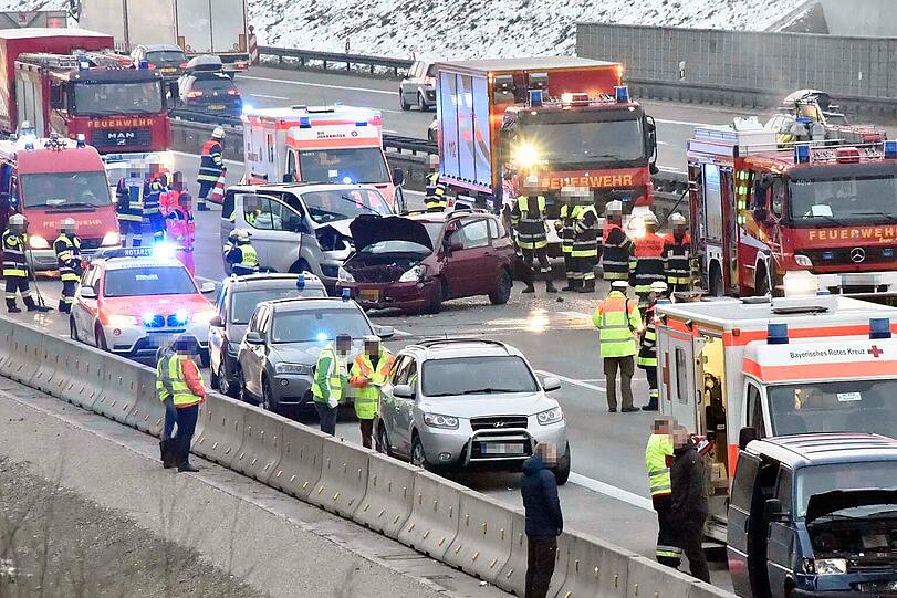 Bilder vom Unfall auf der A 99 bei Ottobrunn.