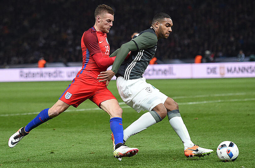 ENGLAND Jamie Vardy (29, Sturm, Leicester City): Die Geschichte eines wundersamen, blitzschnellen Aufstiegs von der 8. Liga zu den Three Lions. Musste einst mit Fußfessel spielen, fesselt jetzt seine Fans. Als Torschützenkönig eine Hauptfigur des Märchens von Leicester City, eines Sammelbeckens für Talente und Gescheiterte, die aus dem Nichts Meister wurden. Kaum jemand außerhalb Englands hat Vardy spielen sehen. Das ändert sich jetzt. Es wird Zeit. [Vardy im Duell mit DFB-Akteur Jonathan Tah]