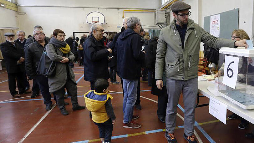 Wahllokal in Marseille: In Frankreich wird über den Präsidentschaftskandidaten der Sozialisten abgestimmt.