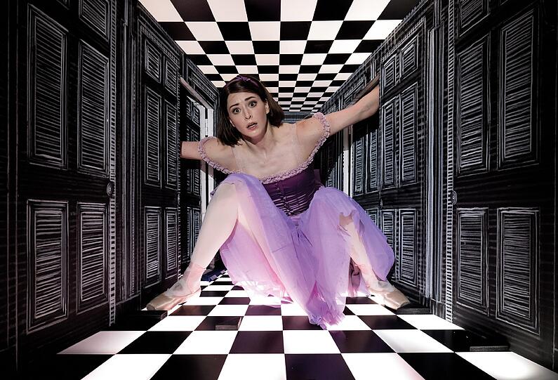 Ksenia Ryzhkova als Alice im Nationaltheater in München. Das Motiv ist Sieger in der Kategorie Kultur.