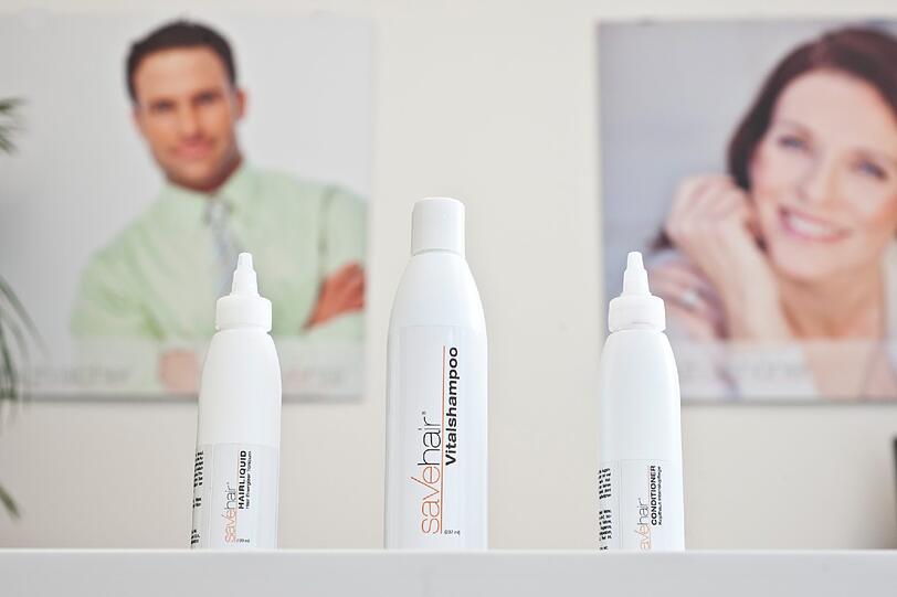 In der Aufbauphase werden Ihre Haare wieder gestärkt und wir verstärken Ihren Haarwuchs mit unseren savehair Liquid.