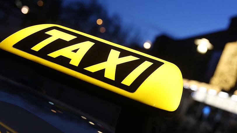 Nach dem Streit wendete der Taxifahrer sein Auto - und verletzte dabei einen Fußgänger schwer. Ausgerechnet den Mann, mit dem es zuvor Ärger gab.