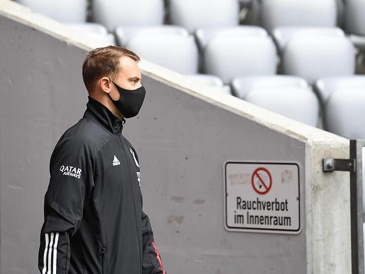 Manuel Neuer betritt mit Mundschutz das Stadion. Foto: Sven Hoppe/dpa-Pool/dpa/Archivbild