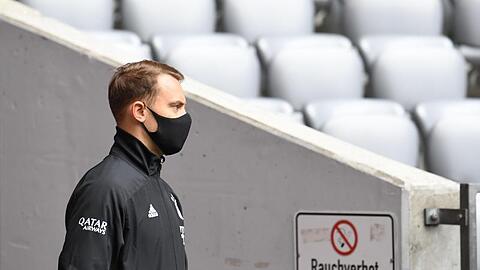 Manuel Neuer betritt mit Mundschutz das Stadion. Foto: Sven Hoppe/dpa-Pool/dpa/Archivbild