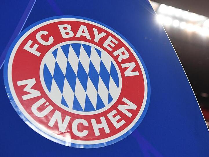 Das Logo des FC Bayern München ist am Ausgang des Spielertunnels zu sehen. Foto: Sven Hoppe/dpa/Symbolbild