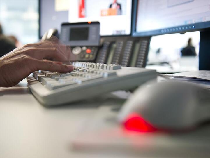 Ein Mann tippt einem Büro auf einer Tastatur. Foto: Daniel Naupold