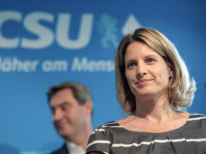 Astrid Freudenstein (CSU) spricht auf einer Pressekonferenz. Foto: Peter Kneffel/dpa/Archivbild