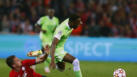 Wolfsburgs Josuha Guilavogui (r) kann sich gegen Sven Botman von OSC Lille durchsetzen.