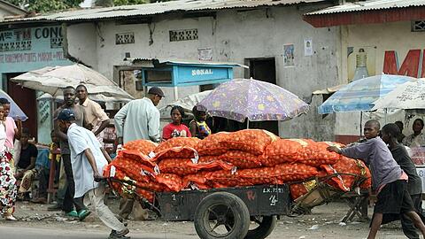 Händler in der kongolesischen Haupststadt Kinshasa. Um den Einfluss in der Welt auszubauen, will die EU in den kommenden sechs Jahren bis zu 300 Milliarden Euro in die Infrastruktur von Schwellen- und Entwicklungsländern investieren.