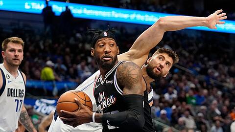 Maxi Kleber verteidigt gegen Clippers-Forward Robert Covington.