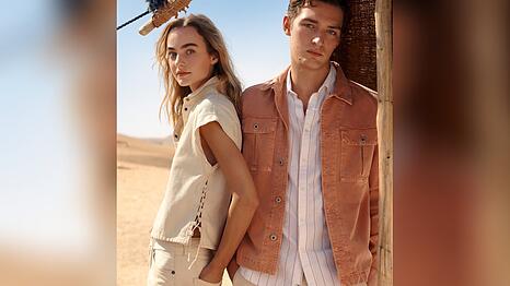 Pepe Jeans setzt diesen Frühling auf Naturtöne wie Ecru oder zartes Orange.