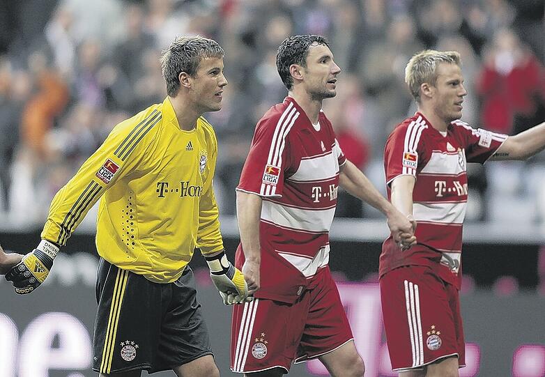 Hand in Hand: Rensing, Kapitän van Bommel, Lell (v.l.) feiern sich und das überzeugende 4:2 gegen Wolfsburg. Foto: Rauchensteiner/Augenklick