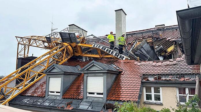 Der umgestürzte Baukran hat das Dach zertrümmert.