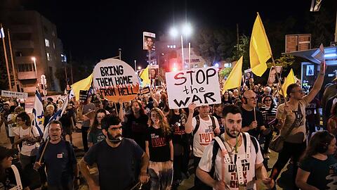 Angehörige der Geiseln in Gaza werfen Israels Premier Netanjahu vor, ein Abkommen zu sabotieren.