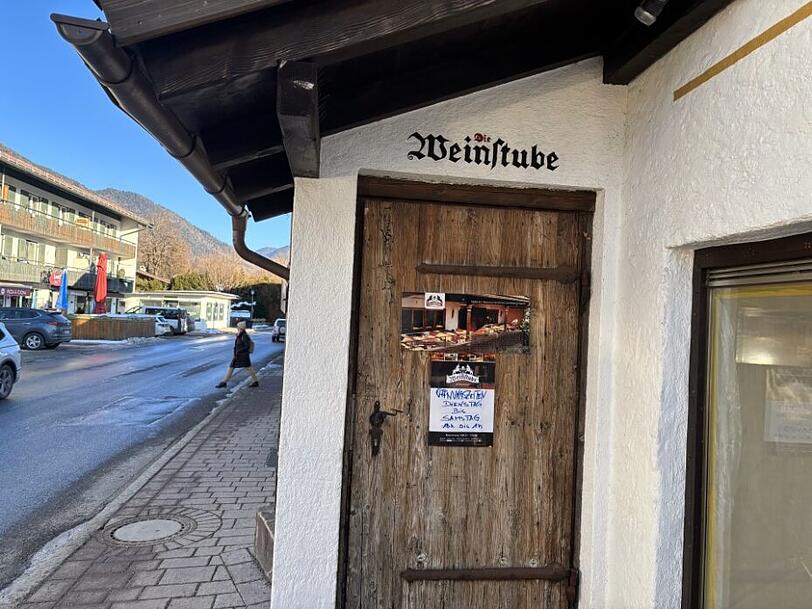 Der Eingang zur Weinstube in Rottach-Egern.