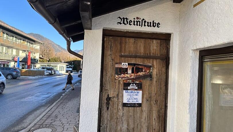 Der Eingang zur Weinstube in Rottach-Egern.