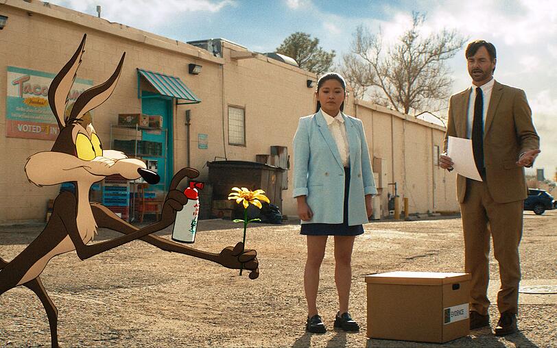 Wile E. Coyote zieht gegen ACME vor Gericht und engagiert dafür den Loser-Anwalt Kevin Avery (Will Forte, mit Lana Condor). Wile E. Coyote zieht gegen ACME vor Gericht und engagiert dafür den Loser-Anwalt Kevin Avery (Will Forte, mit Lana Condor).