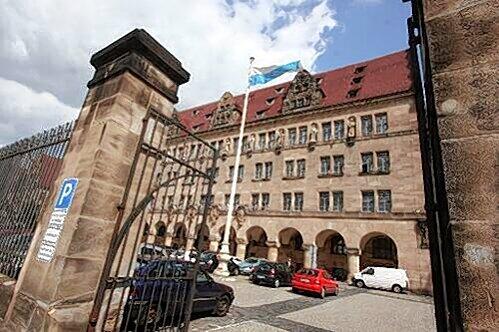 Eine Nürnberger Medizinerin muss sich jetzt vor Gericht verantworten.
