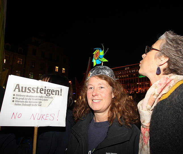Schaltet die Atommeiler ab: 3000 Münchner versammelten sich am Stachus zur "Mahnwache Energiewende".