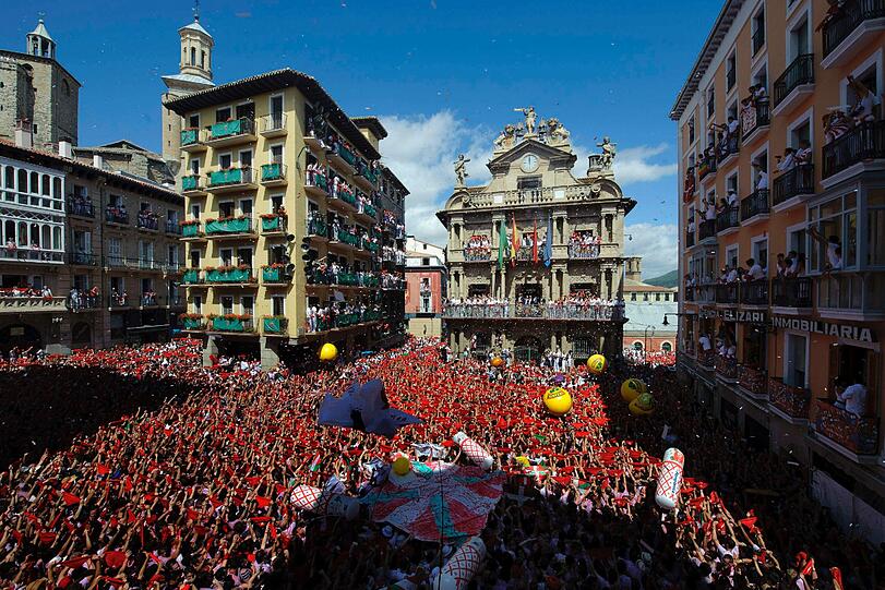 In Pamplona versammeln sich die Massen zum alljährlichen Stierlaufen.