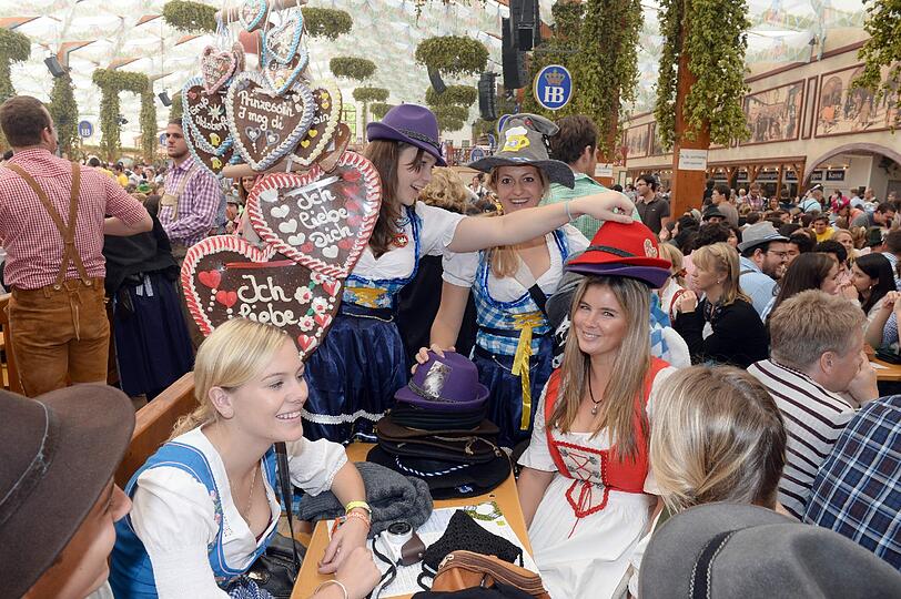 Der Besucherandrang ist enorm, die Stimmung ist mehr als ausgelassen. Die Impressionen vom ersten Wiesn-Tag.