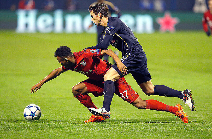 Bayern-Profi Julian Green (links) im Duell mit Domagoj Antolic von Dinamo Zagreb.