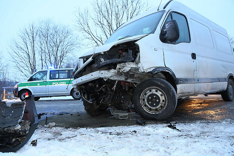 Völlig demoliert blieb der Kleinstransporter auf der Kreuzung zurück. Der Toyota kam unterhalb der Böschung zum Stehen.