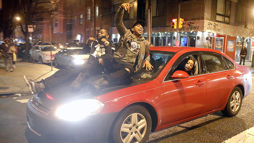 Eagles-Fans feiern in der Innenstadt von Philadelphia. Nach einiger Zeit eskalierte die Situation allerdings komplett.