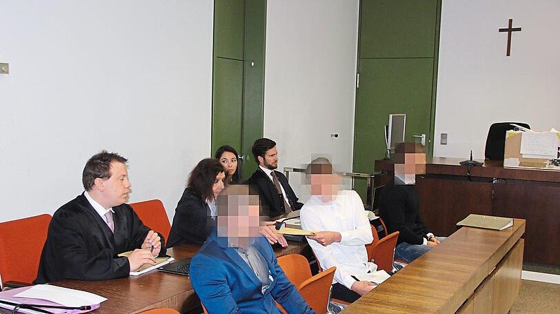 Bäckerei überfallen: Drei der vier Angeklagten vor dem Prozess.