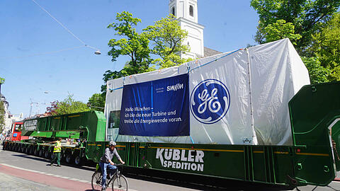 Der Schwertransport unterwegs in München.
