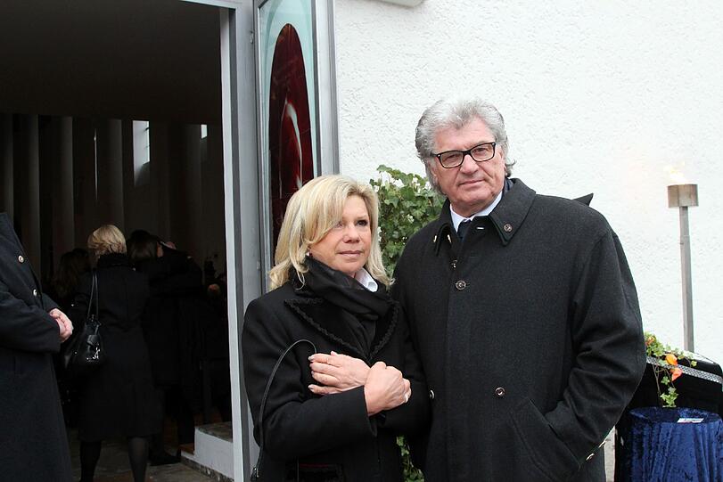 Marianne und Michael vor dem Trauergottesdienst.